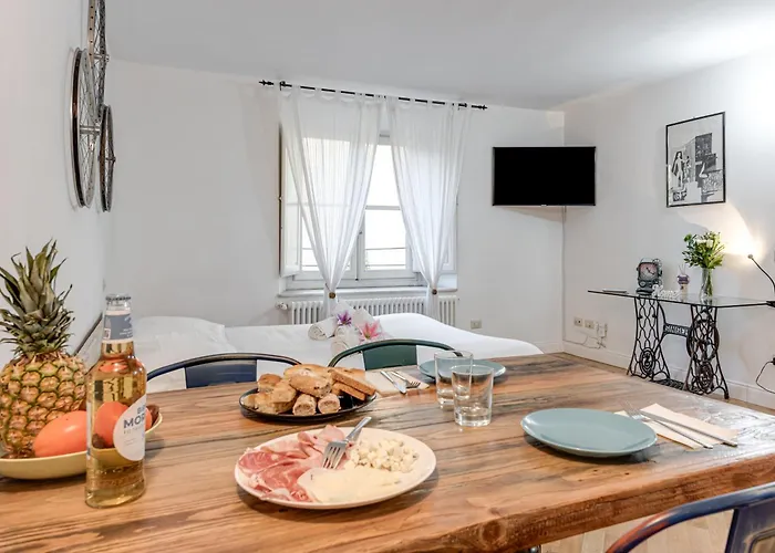 Elica - Sweet Dreams In Apartment Florenz